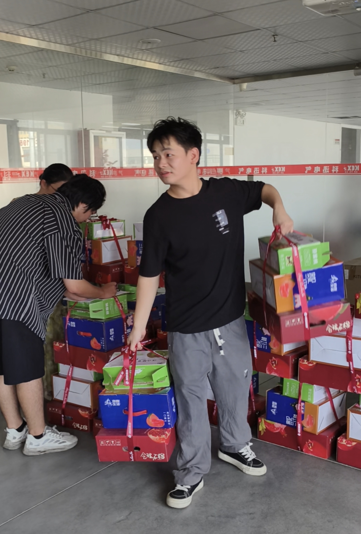 Ter gelegenheid van het Mid-Autumn Festival heeft Kexun Electric voor elke medewerker prachtige geschenkdozen klaargemaakt.