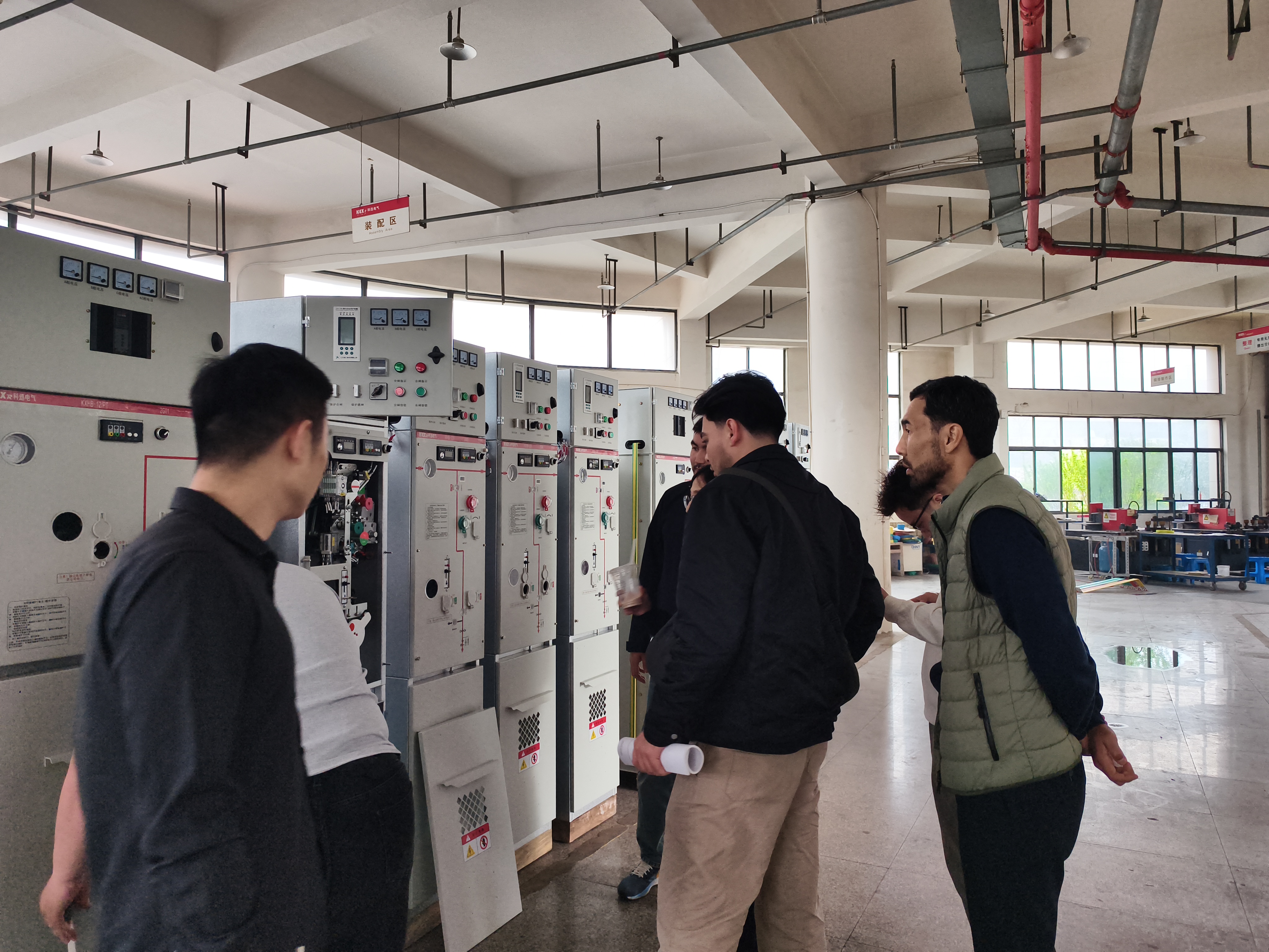 Klanten uit Kazachstan bezoeken de productiebasis van Kexun Electric voor hoogspanningsstroomdistributieapparatuur